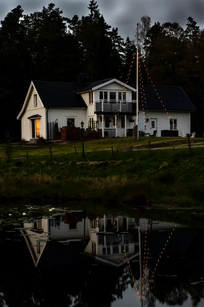 Verlichting Voor Vlaggenmast amber 6m Zwart Van Konstsmide - Vlaggenmastlus met 5 lussen en 20 langwerpige amberkleurige LED-lampjes die een warm, aangenaam licht geven.