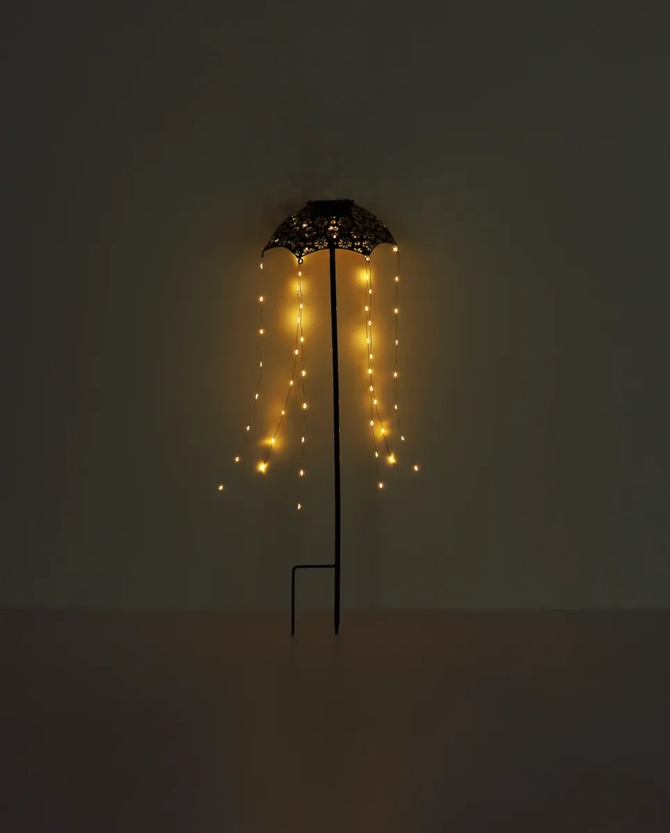 Umbrella Zwart solarlamp Van Globo Lighting - Skapa en magisk st&auml;mning i tr&auml;dg&aring;rden med Umbrella, en unik solcellsbelysning med vackert utskuret m&ouml;nster och h&auml;ngande ljusslingor.