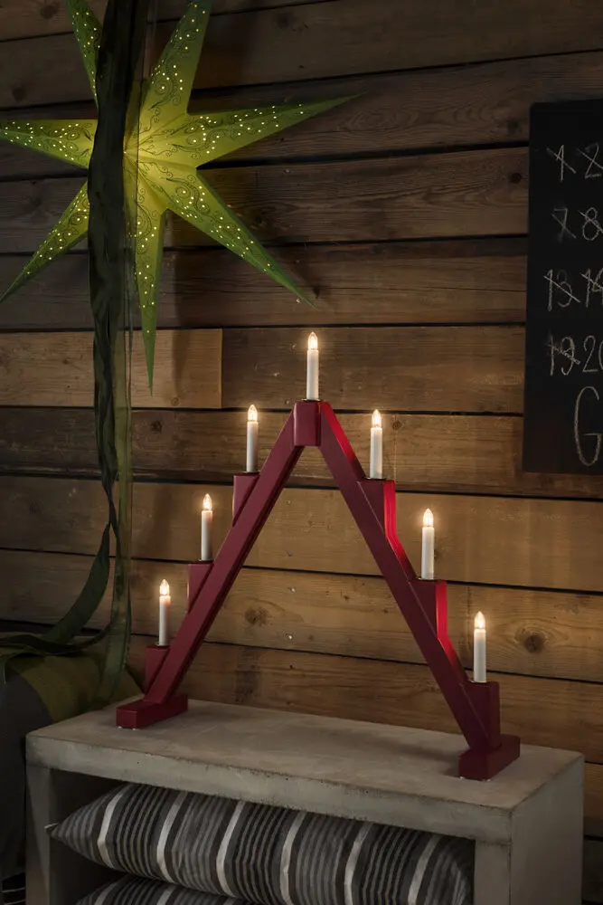 Candelabra 7 Lights ROOD Van Konstsmide - Opvouwbare elektrische kandelaar met 7 kaarsen, gemaakt van rood geverfd hout, versierd met messing ringen rond elke kaars voor een elegante toets.