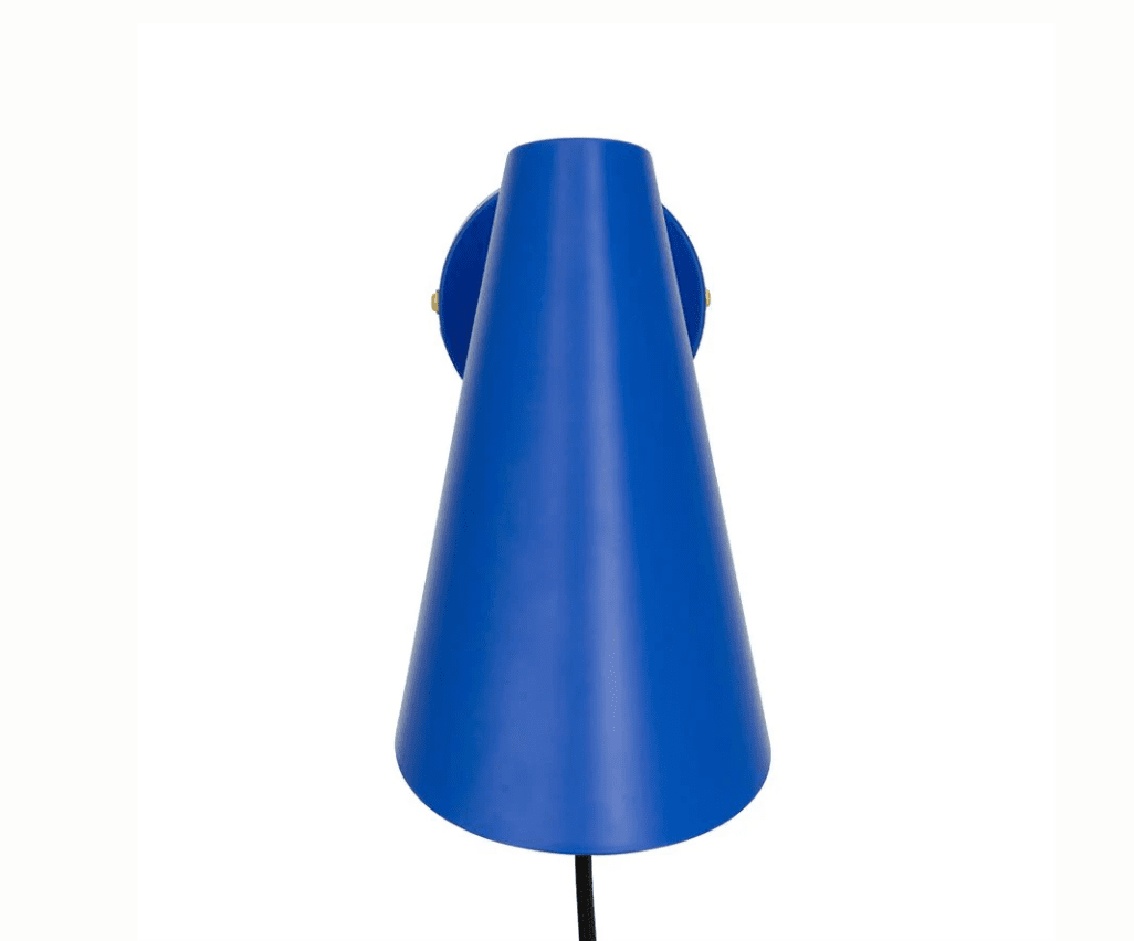 Cale 25cm Blauw leeslamp Van Dyberg Larsen - De beweegbare kap kan naar wens worden gedraaid en zorgt voor een gerichte lichtbundel, waardoor de lamp perfect is als nachtlampje of leeslamp bij het raam.