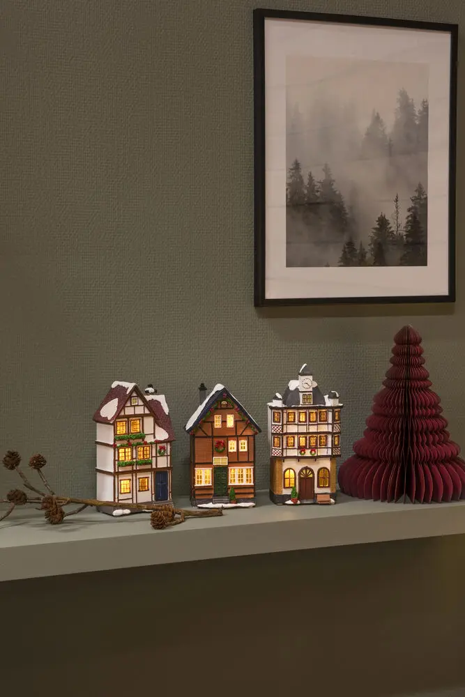 3 Kleine Huisjes Bruin Van Konstsmide - B/O 3 klein; Huis, winters huis met 6 amberkleurige LED-lampjes die een sfeervol licht verspreiden.