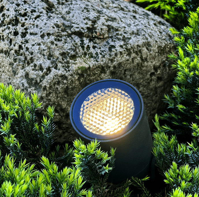 Luna Start Donkergrijs Van Lightson - Det ing&aring;r en st&ouml;rre transformator f&ouml;r att kunna bygga ut ditt system i framtiden, en 5m grenkabel och 2st m&ouml;rkgr&aring; Luna markspottar.