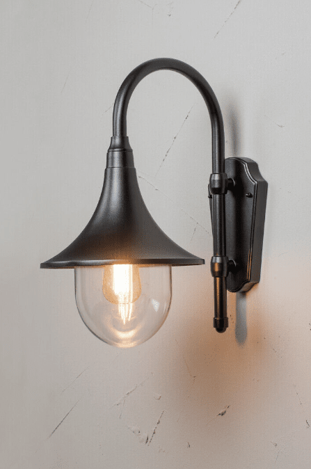 Kartano Trumpet Zwart buitenlamp Van Airam - De lichtbron is duidelijk zichtbaar in de armatuur, dus de keuze van de lichtbron (niet meegeleverd) is van groot belang voor de sfeer en het effect van de verlichting.