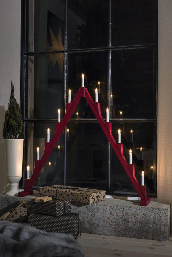 Candelabra 11 Lights ROOD Van Konstsmide - Opvouwbare elektrische kandelaar met 11 kaarsen, gemaakt van rood geverfd hout, versierd met messing ringen rond elke kaars voor een elegante toets.
