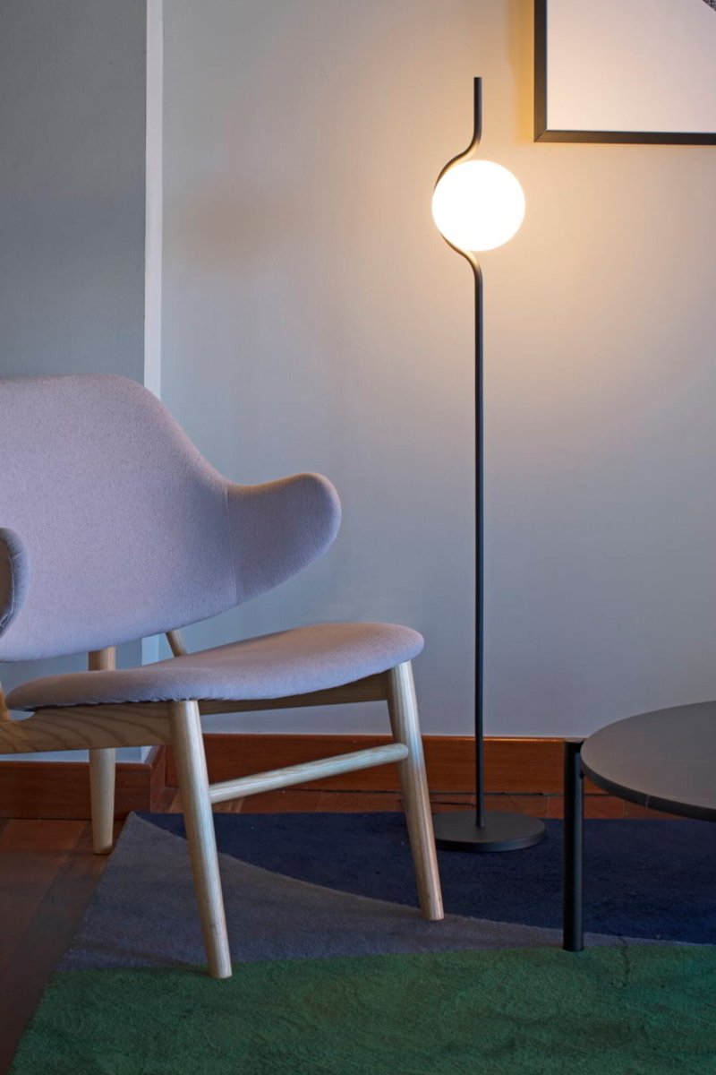 Le Vita Zwart vloerlamp Van Faro Barcelona - Deze staande lamp combineert een zachte glazen kap met een fijne, grafische metalen structuur die een luchtige en verfijnde indruk geeft.