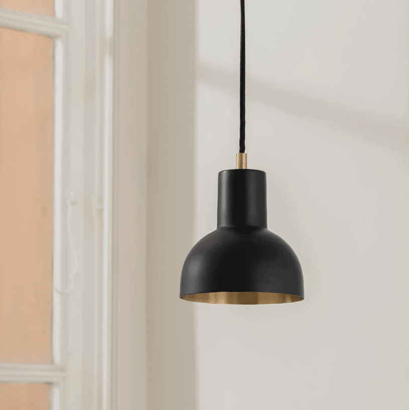 Mini Ø14 Zwart hanglamp Van H. Skjalm P - Mini-hanglamp in matzwart metaal met goudkleurige binnenkant en messing details.
