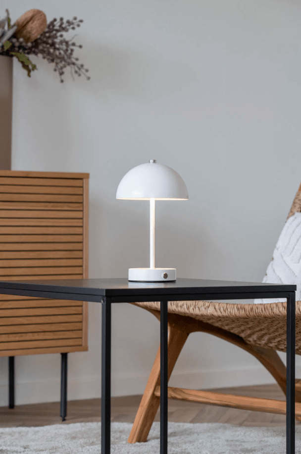 Holt LED 25cm Wit Draagbare Van House of Nordic - De klassiska formen i vit metall med silvriga detaljer bidrar med en harmonisk atmosf&auml;r till rummet.