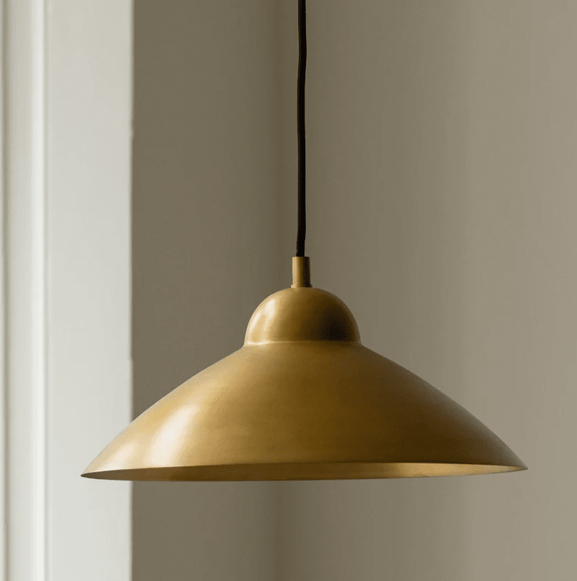 Studio 30Ø Ruw messing hanglamp Van H. Skjalm P - De Studio hanglamp met messing frame is een elegante plafondlamp met een eenvoudig en mooi silhouet.