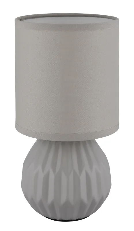 Sylas 23cm Grijs tafellamp Van Globo Lighting - Den rundade keramiska basen i elegant gr&aring;tt och den matchande cylindriska textilsk&auml;rmen skapar en harmonisk och modern estetik.