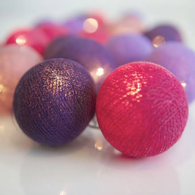 Irislights Vivid Violet 20-lights Paars Van Irislights - De lichtslinger bestaat uit een gewoon kunststof snoer met balletjes, handgemaakt van katoen en polyester.