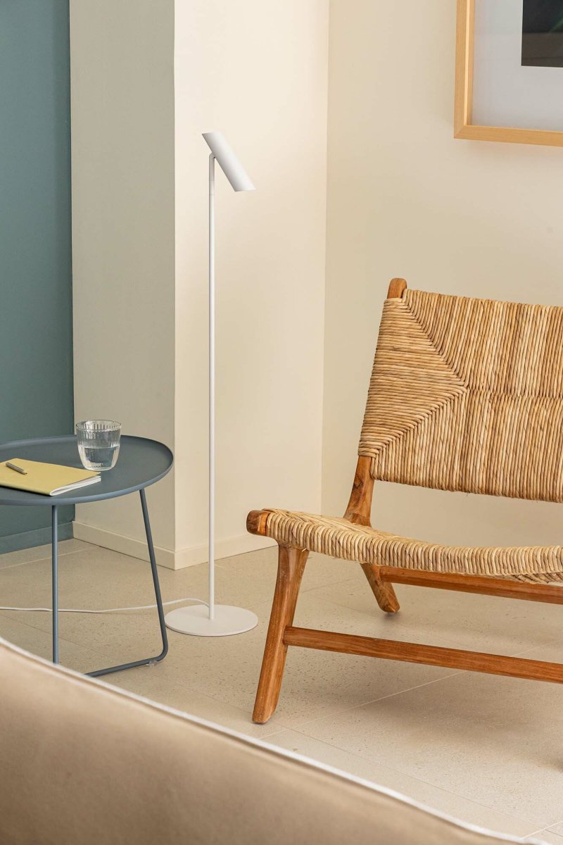 Leo Wit vloerlamp Van Faro Barcelona - Leo is een witte staande lamp met ge&iuml;ntegreerde led die veelzijdigheid combineert met modern design.