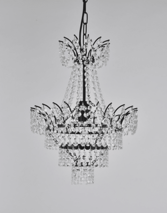 Estelle Ø35 Zwart kristal Van Norrsken Design - De Estelle kristallen kroonluchter in het zwart combineert tijdloze glamour met een moderne chromen afwerking voor een opvallende indruk.