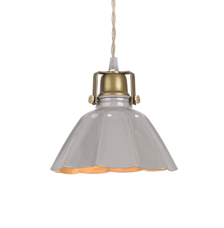 Margareta Ø18 Beige raamlamp Van Strömshaga - Mooie kleine plafondlamp met een kap van beige gelakt plaatstaal en een voet met een messing afwerking.