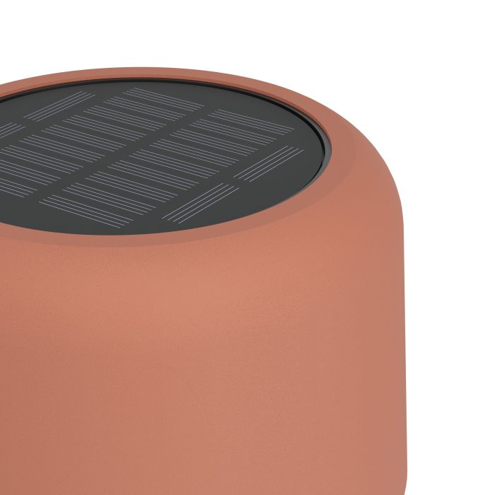 Roccanova 120cm ROOD solarlamp Van Eglo - De lamp laadt u eenvoudig op via het zonnepaneel of de meegeleverde USB-kabel en beschikt over een touchdimmer met drie helderheidsniveaus, waarmee u de verlichting naar wens kunt aanpassen.