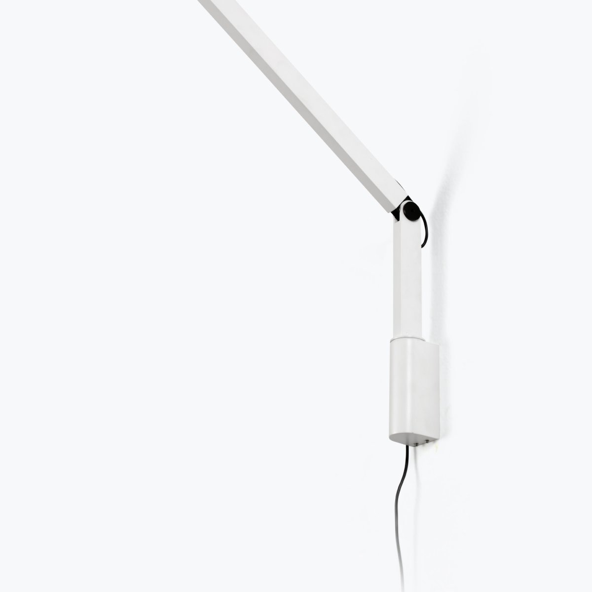 Inviting 86cm Wit wandlamp Van Faro Barcelona - Inviting is een witte wandlamp met een verstelbare arm, ontworpen voor optimaal lichtcomfort tijdens het lezen, werken of studeren.