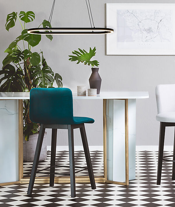 Oda 76cm Zwart hanglamp Van Aneta Lighting - Het geeft een warm wit, aangenaam licht en met de verstelbare draden kunt u de gewenste hoogte kiezen.