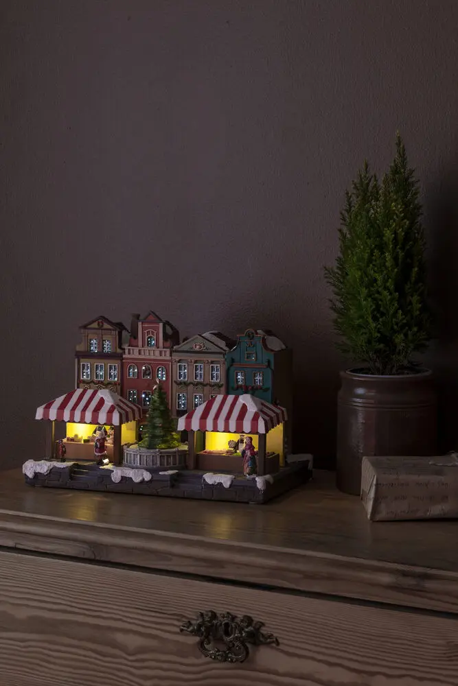 Glasvezelhuis 20cm Veelkleurig Van Konstsmide - Met prachtig verlichte huizen, kleurrijke marktkraampjes en een fonkelende kerstboom in het midden cre&euml;ert het een levendige kerstsfeer.