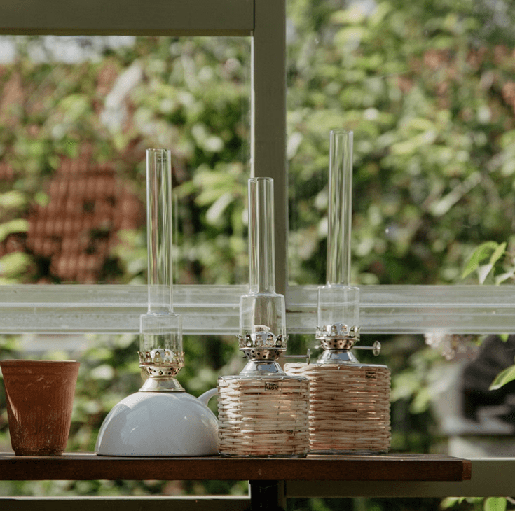 Ceramic kerosene lamp with handle Wit Van Strömshaga - Kerosinelamp van wit keramiek met handvat, messing brander en branderbuizen van helder glas.