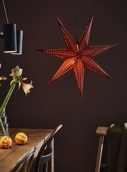 Embla Ø75 Bruin Van Markslöjd - Embla Velvet Star Brown 75 cm is een dramatische en elegante papieren ster met een oppervlak van bruin fluweel.