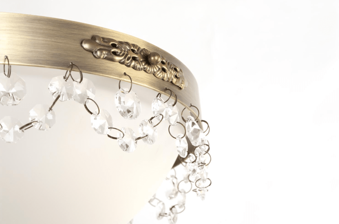 Fanny Ø36 Antiek messing plafondlamp Van Norrsken Design - De met de hand geslepen Klasse 1 K9-kristallen zorgen voor een verfijnde toets die de elegantie van de kamer vergroot.