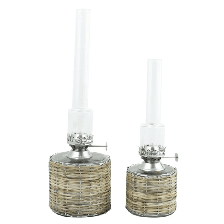 Basket-style kerosene lamp small Bruin Van Strömshaga - Rechte petroleumlamp van glas en gevlochten mand en brander van nikkel.