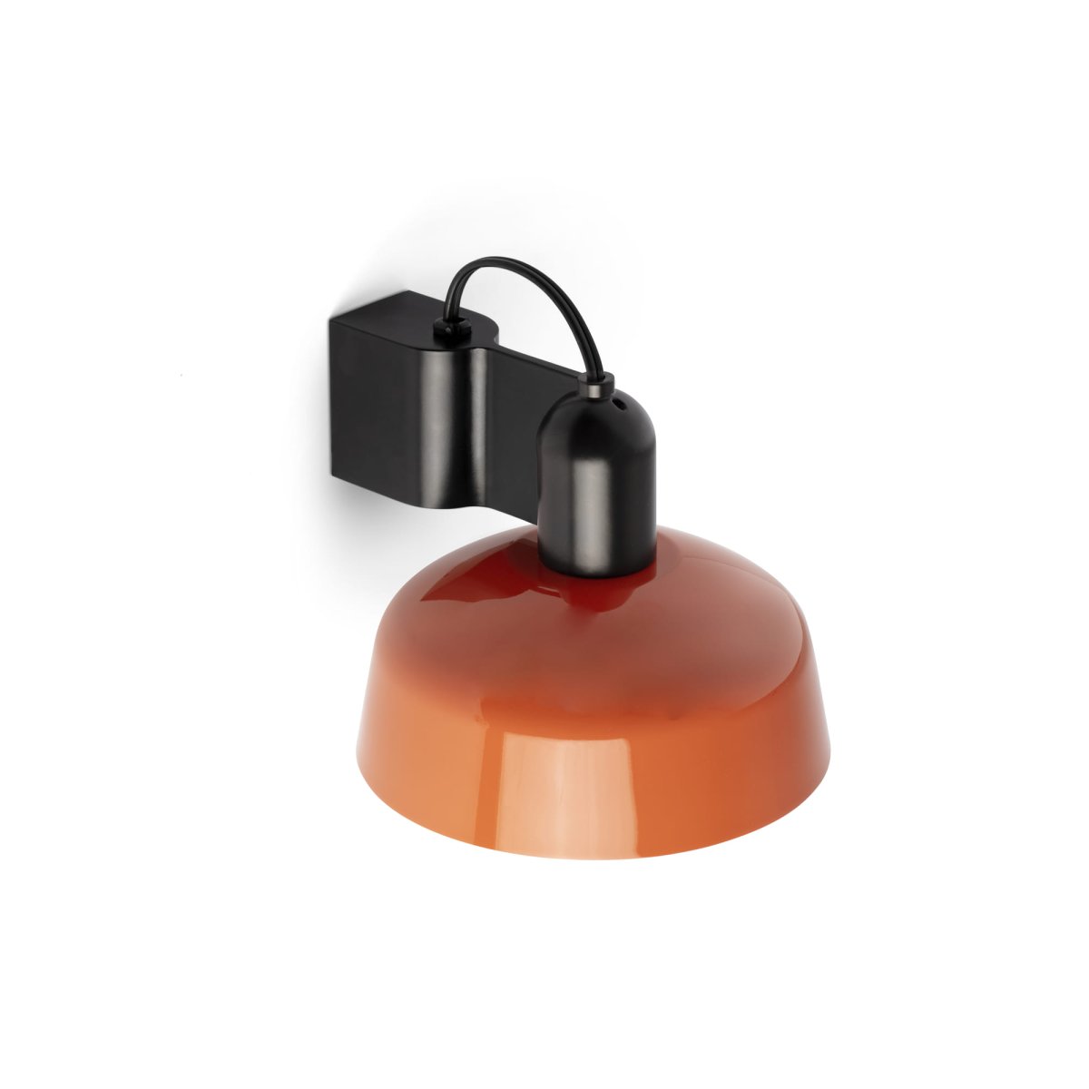 Tatawin Ø18 Rood-oranje wandlamp Van Faro Barcelona - Tatawin is een wandlamp met een zwarte structuur en een rood-oranje metalen kap die een gericht licht verspreidt.