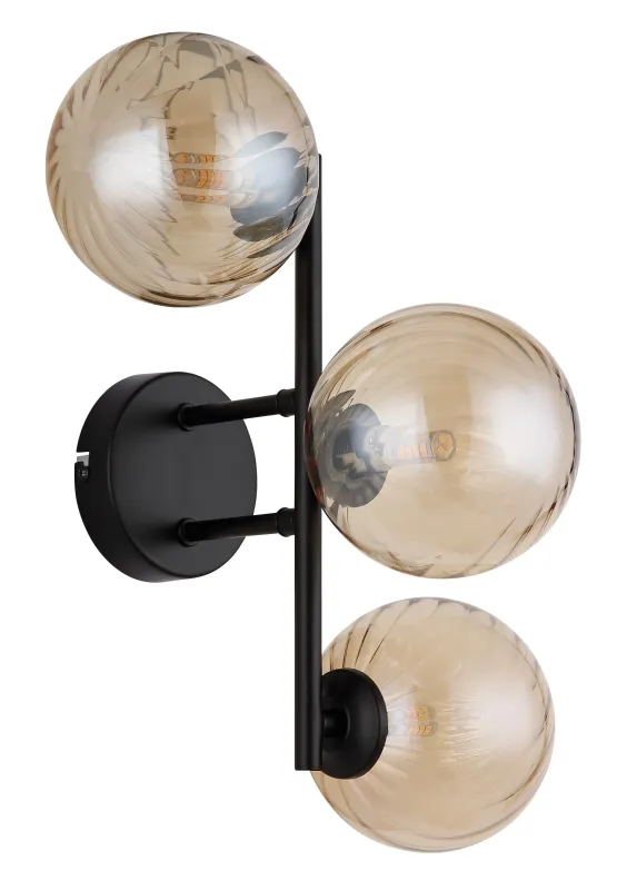 Conor 36cm Amber wandlamp Van Globo Lighting - Conor v&auml;gglampa i mattsvart med amberf&auml;rgade glassf&auml;rer ger en modern och elegant touch till vilket rum som helst.
