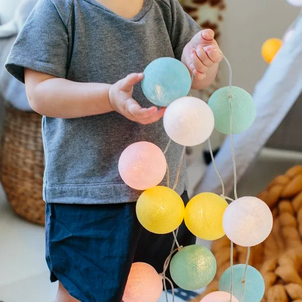 Irislights Fairytale 20-lights Veelkleurig Van Irislights - Irislights Fairytale is een prachtige lichtslinger met ledlampjes en handgemaakte ballen in verschillende kleuren.