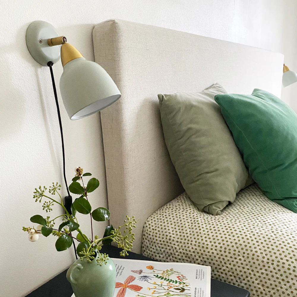 Urban Short Lichtgroen leeslamp Van Superliving - De Urban Short wandlamp combineert een verfijnd design met praktische functionaliteit.