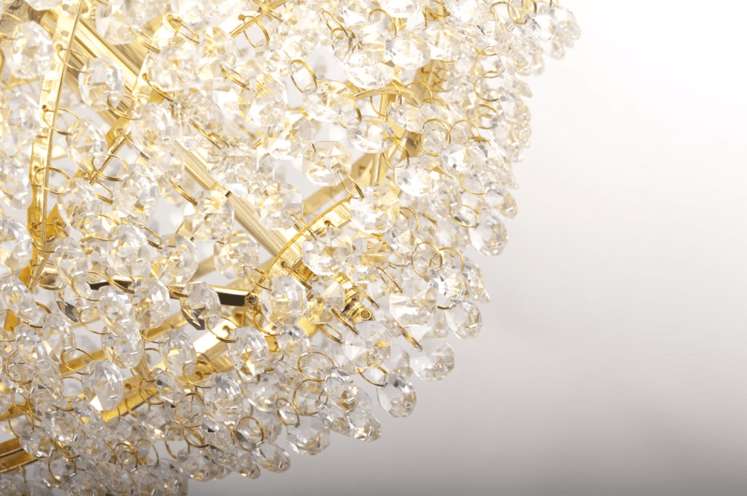Isabelle Ø40 Goud kristal Van Norrsken Design - De prachtige, met de hand geslepen Klasse 1 K9-kristallen schitteren in het licht en geven een gevoel van exclusiviteit.