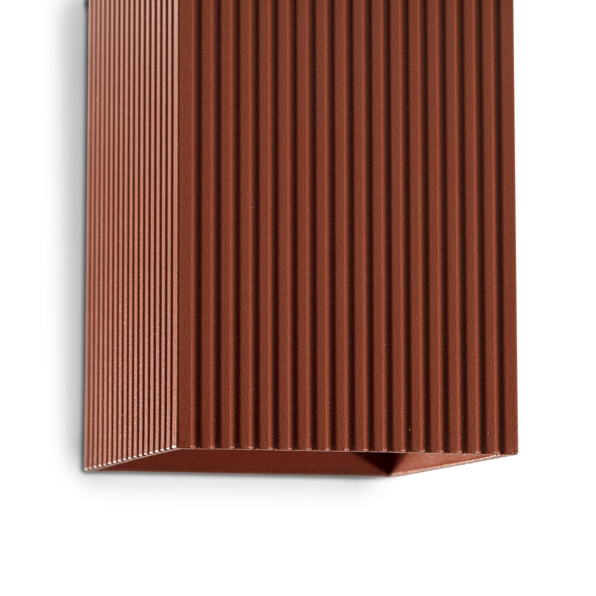 Lune 15cm Terracotta gecanneleerd wandlamp Van Faro Barcelona - Lune is een vierkante wandlamp met een gecanneleerde terracotta afwerking, perfect voor gangen en doorgangen.