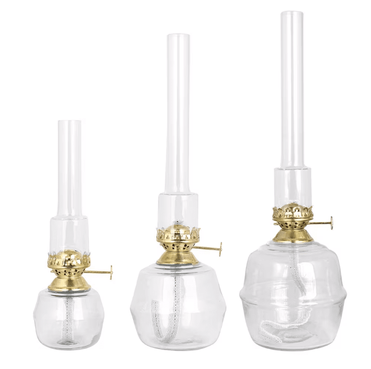 Kerosene Lamp Majken Big Transparant Van Strömshaga - Grote petroleumlamp van helder glas met branderbuizen van helder glas en brander van messing.