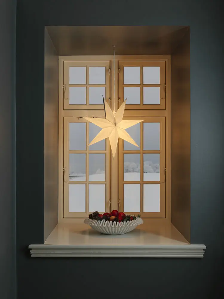 Papieren Ster Ø60 Wit Van Konstsmide - Ideaal om in het raam te hangen of tegen een mooie muur &ndash; een tijdloze decoratie die elke kamer met haar eenvoudige elegantie verfraait.