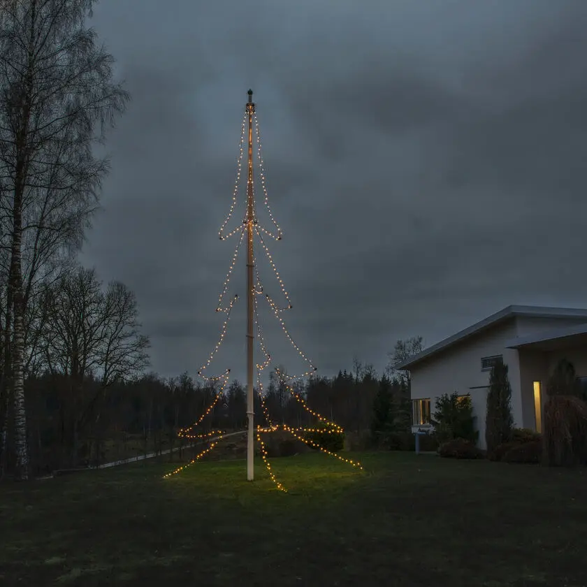 Verlichting Voor Vlaggenmast amber 13m Zwart Van Konstsmide - Vlaggenmastlus met 3 lussen en 136 amberkleurige LED-lampjes die een gestileerde kerstboom vormen met een prachtige omtrek.