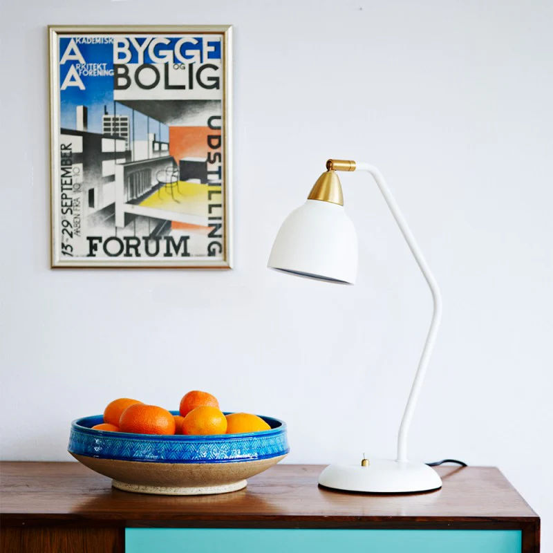 Urban 45cm Wit bureaulamp Van Superliving - Met Urban haal je een lamp in huis die niet alleen je ruimte verlicht, maar ook je interieur!