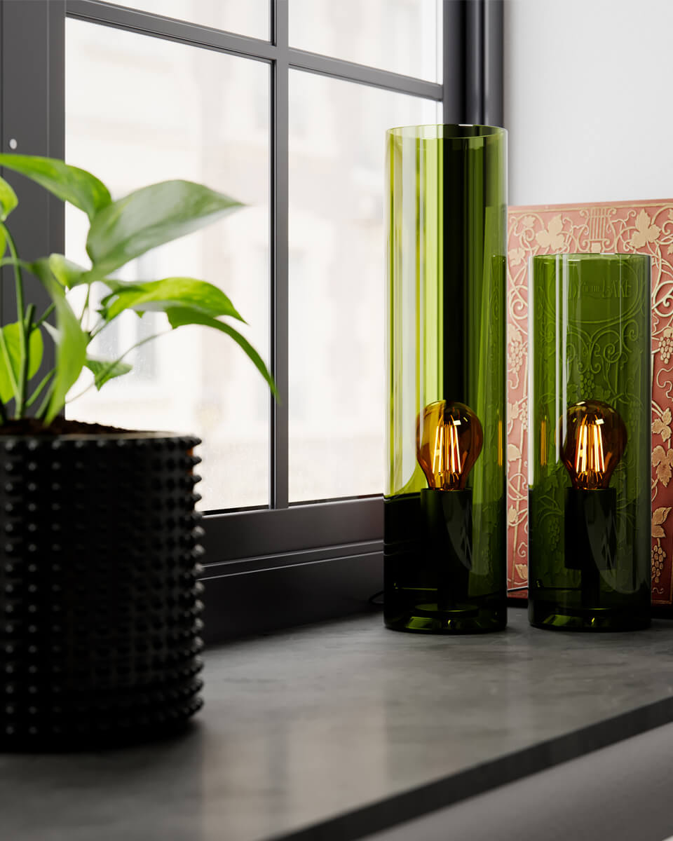 Flake 30cm Groente tafellamp Van By Rydéns - Met zijn elegante cilindervormige glas en de beschikbaarheid in trendy kleuren zoals donker amber en groen, maar ook wit, is Flake de perfecte lamp om stijl en sfeer te cre&euml;ren in uw huis.