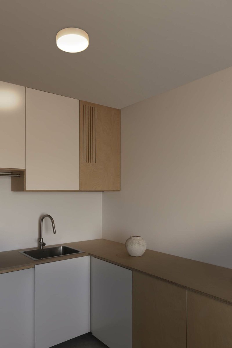 Aris Ø20 Wit plafondlamp Van Faro Barcelona - Met een kleurtemperatuur van 2700K verspreidt hij een warm en aangenaam licht dat een uitnodigende sfeer cre&euml;ert - perfect voor zowel woonkamers, slaapkamers als keukens.