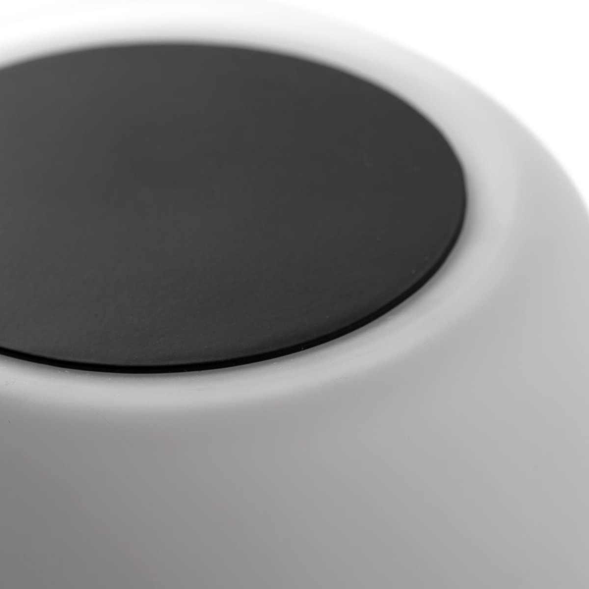 Moy 13cm Zwart tafellamp Van Faro Barcelona - Moy is een stijlvolle, ronde tafellamp in zwart staal en wit glas die een gelijkmatig en aangenaam licht verspreidt - perfect voor zowel thuis als in openbare ruimtes.