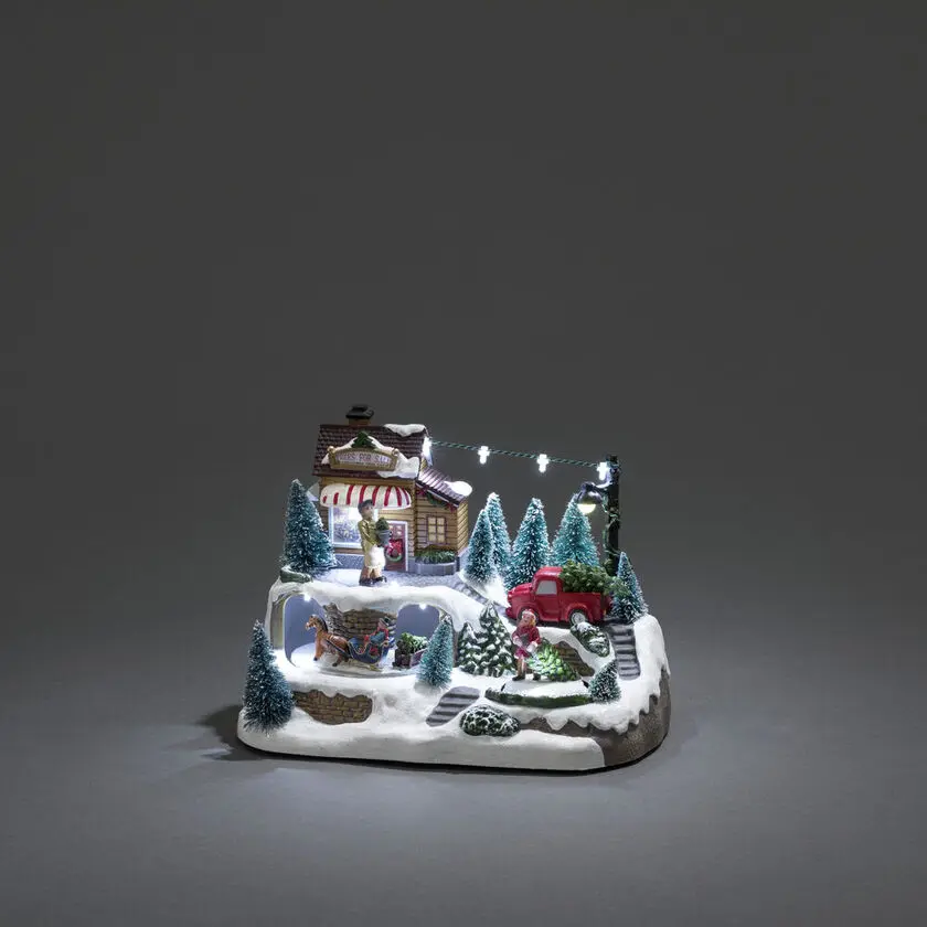Mechanische Kerstdecoratie Met Kerstbomenverkoop 17cm Veelkleurig Van Konstsmide - Cre&euml;er een levendige kerstsfeer met deze mechanische kerstversiering &ndash; een charmant tafereel met sparrenbomen die te koop zijn in winterkledij.