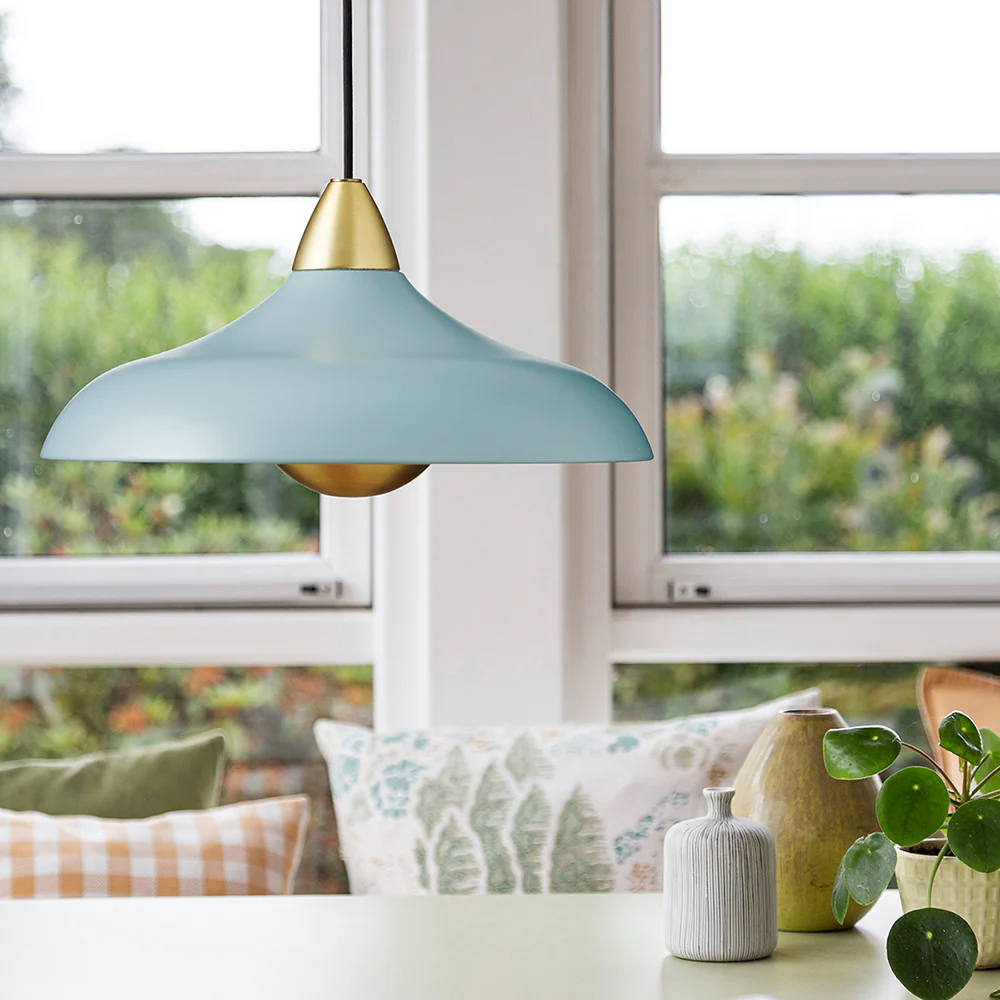 Urban Wide Ø36 Blauw hanglamp Van Superliving - Verfraai uw huis met de moderne Urban Wide hanglamp, een stijlvolle combinatie van matte lichtblauwe afwerking en elegante messing details.
