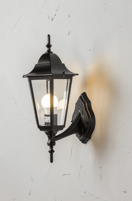 Kartano Zwart buitenlamp Van Airam - De vorm van de ouderwetse lampen zorgt voor een tijdloos gevoel.