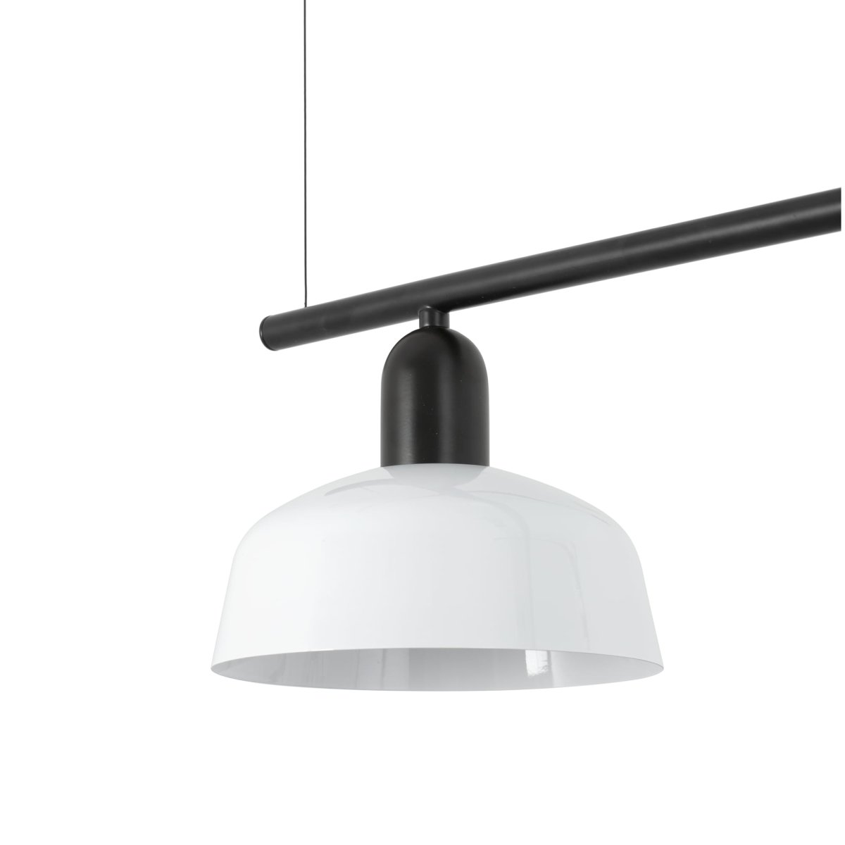 Tatawin 100cm Wit hanglamp Van Faro Barcelona - Tatawin is een plafondlamp met een zwarte structuur en een witte metalen kap die gericht en stijlvol licht geeft.