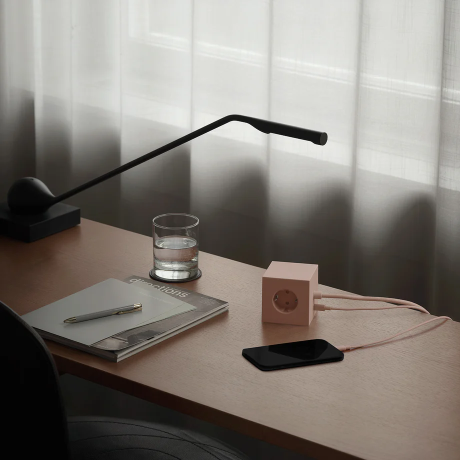 Square 1 with 30W Dual USBC & Magnetic base, 3m Roze Van Avolt - Stekkerdoos van Avolt met een stijlvol design met een lang PVC-snoer, een kubus van gerecycled plastic en een magnetisch plaatje aan de onderkant, zodat u de stekkerdoos gemakkelijk aan de muur kunt hangen.