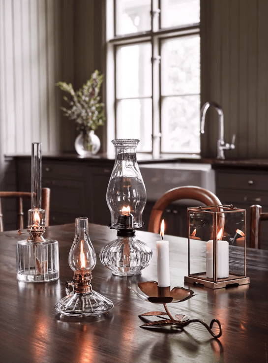 Kerosene lamp with handle Transparant Van Strömshaga - Oliebehuizing van helder glas met ge&euml;tst patroon en brander van messing.