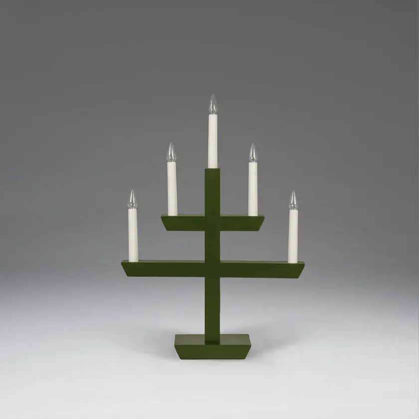 Wooden Candelabra 5 Lights Donkergroen Van Konstsmide - Een tijdloos interieurdetail dat een warme gloed verspreidt en perfect past bij het raam tijdens de advent, of als sfeerverlichting het hele jaar door.