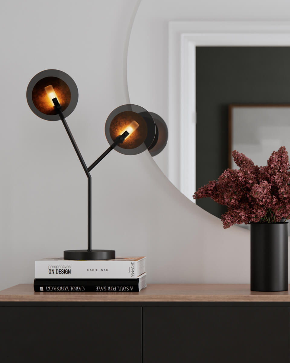 Turno 60cm Zwart tafellamp Van By Rydéns - Omdat de Turno tafellamp geen achterzijde heeft, kunt u zelf kiezen of u de lichtbronnen, die in een buis van matglas zijn ondergebracht, centraal wilt hebben of dat u ze liever verborgen en aan de achterzijde wilt hebben.