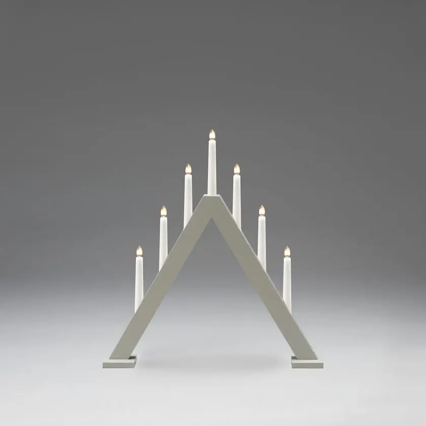 Candelabra 7 Lights Grijs Van Konstsmide - De klassieke piramidevorm wordt gecombineerd met een minimalistisch design, waardoor het een perfect interieurdetail is in zowel traditionele als moderne woningen.