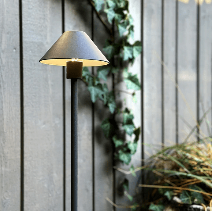 Apollo Flex Donkergrijs Van Lightson - Apollo Flex &auml;r perfekt f&ouml;r dig som &auml;lskar skandinavisk design och letar efter en n&auml;ttare lampa till din kruka, rabatt eller g&aring;ng.