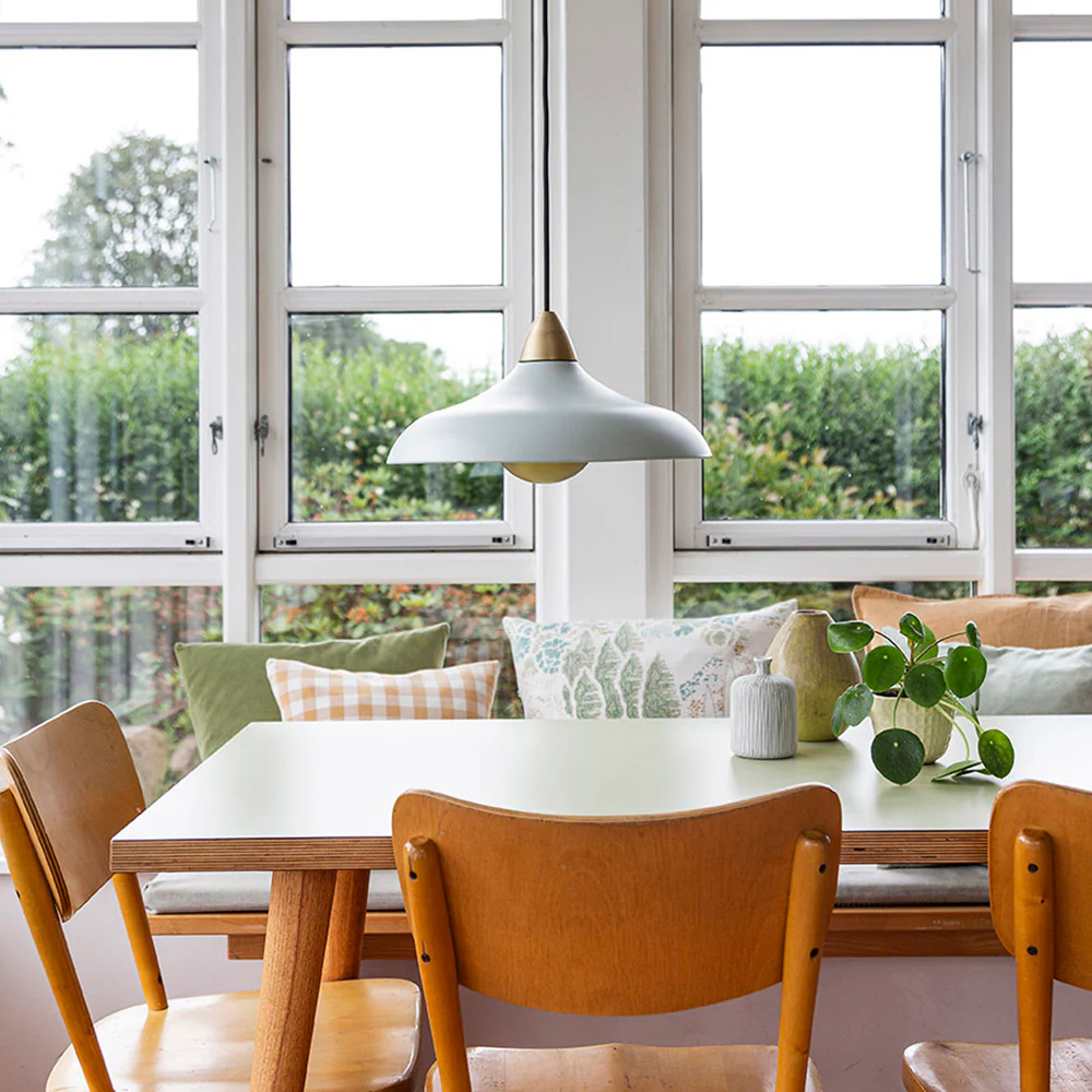 Urban Wide Ø36 Lichtgroen hanglamp Van Superliving - Verfraai uw huis met de moderne Urban Wide hanglamp, een stijlvolle combinatie van een matte lichtgroene afwerking en elegante messing details.