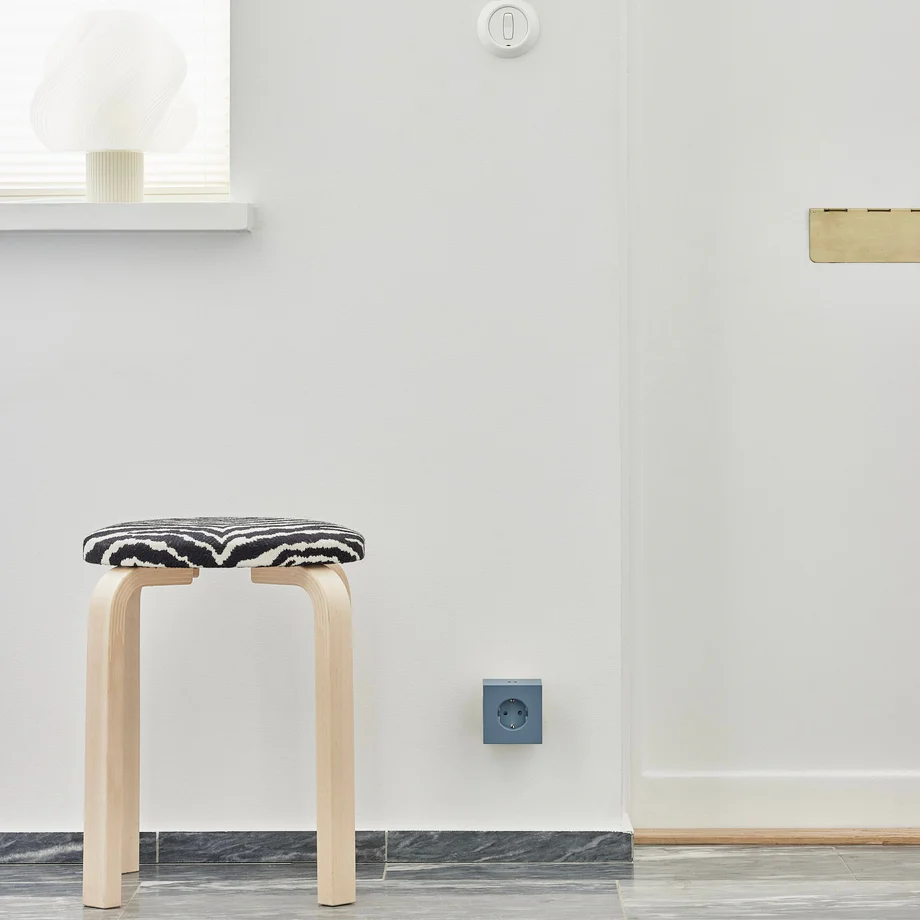 Square 2 Socket extender with 30W Dual USBC Blauw Van Avolt - Stopcontactvergroter van Avolt met een stijlvol design met een kubus van gerecycled plastic en een magnetisch plaatje aan de onderkant, zodat u de stekkerdoos gemakkelijk aan de muur kunt hangen.